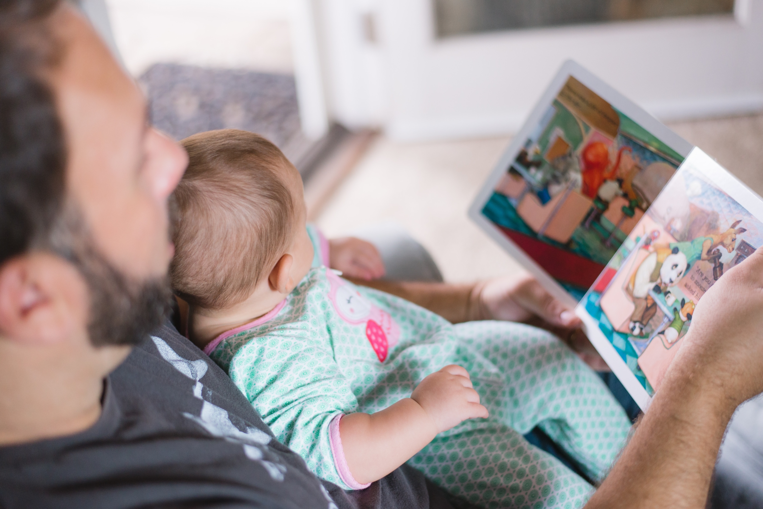 赤ちゃんの絵本の読み聞かせはいつから始める？ファーストブックはこの作品がオススメ！ | SUNNY